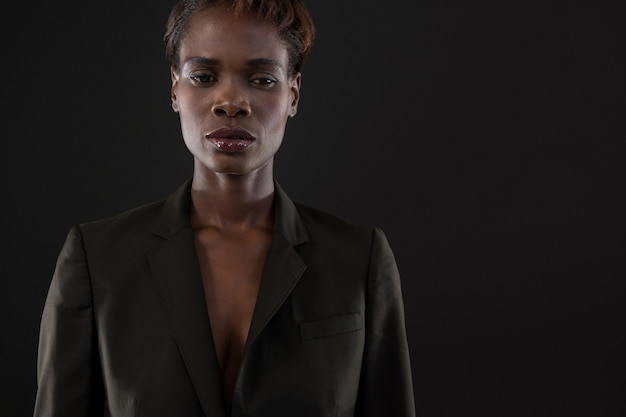Portret lidera w stylu noir